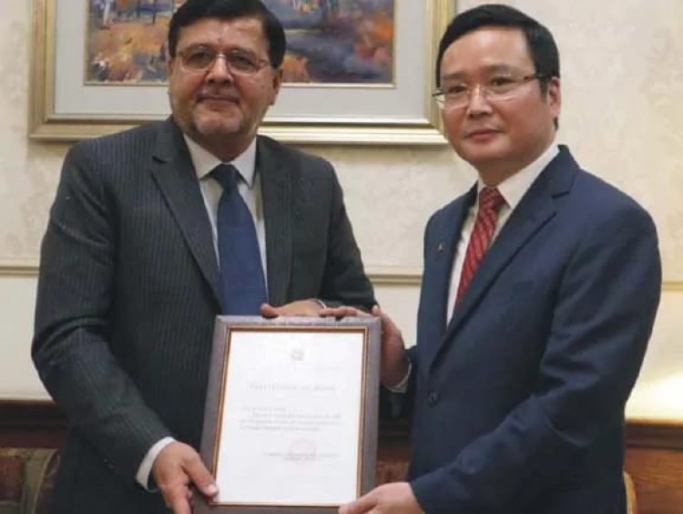 Consul General of China Mr. Zhao Shiren Presented Award to VC UOS Professor Dr Qaiser