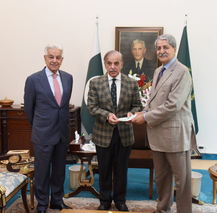 FM Commerce  presents Rs8m cheque to PM for Turkiye, Syria earthquake victims