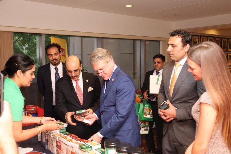 Mango Diplomacy’ brings US and Pakistan citizens under one roof