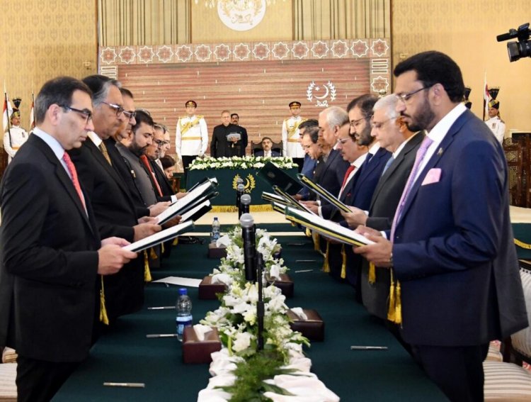 Caretaker Prime Minister Anwaarul Haq Kakar's cabinet takes oath