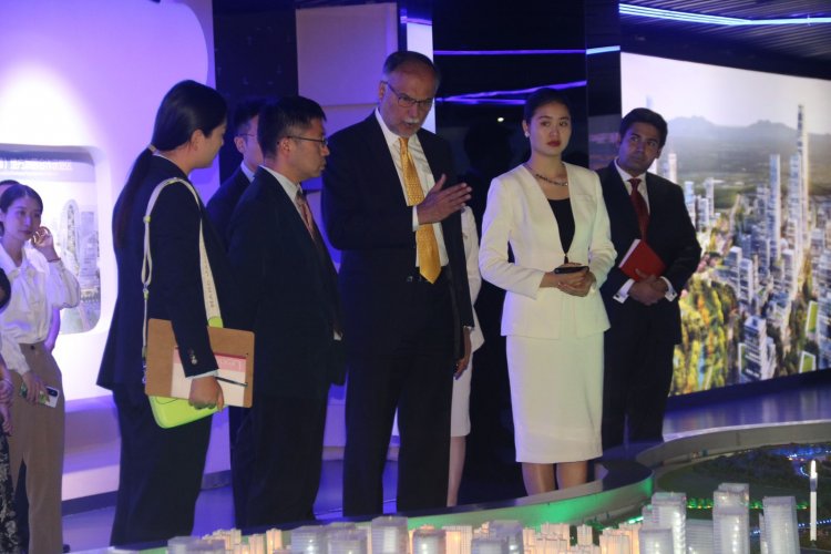 Empowering Diaspora: Minister Ahsan Iqbal Connects with Pakistani Achievers in Chengdu