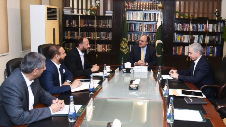 Federal Minister for Finance & Revenue Muhammad Aurangzeb meets with the Representatives from Karachi Electric